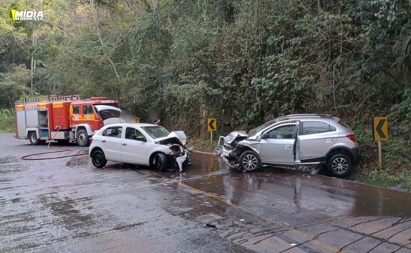 Colisão frontal entre dois carros deixa feridos em rodovia