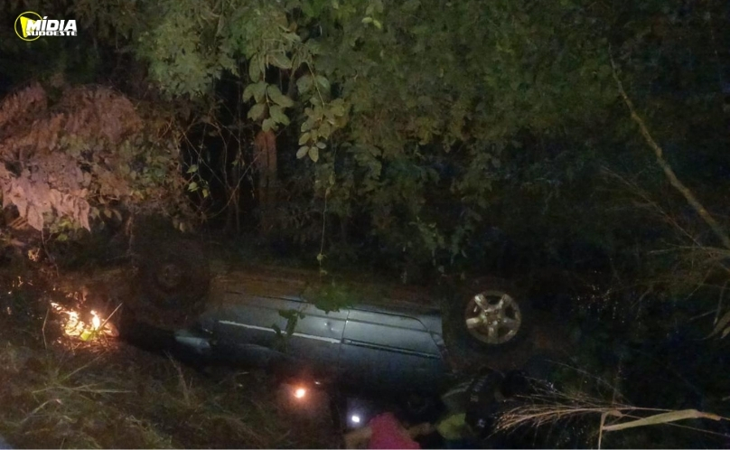 Veículo sai da pista e capota em ribanceira