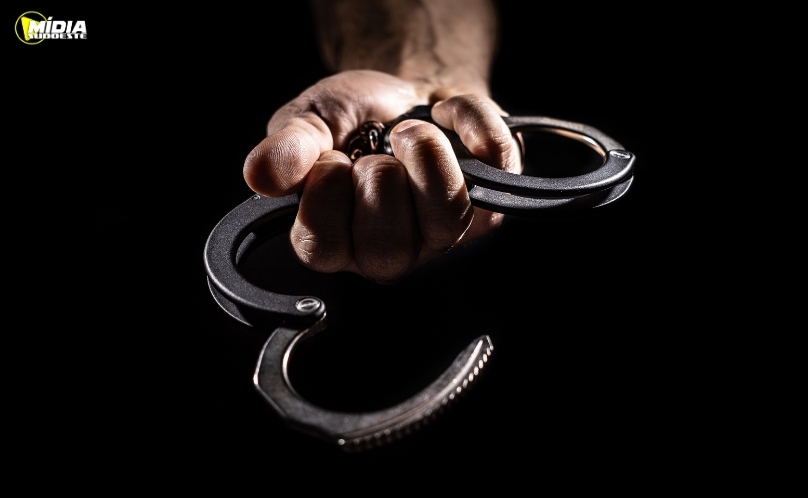 Homem com mandado de prisão em aberto é preso
