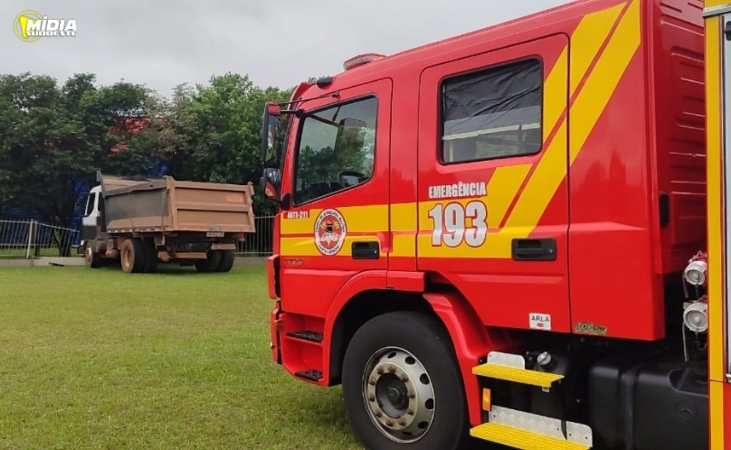 Condutor é socorrido após acidente com caminhão na BR-282