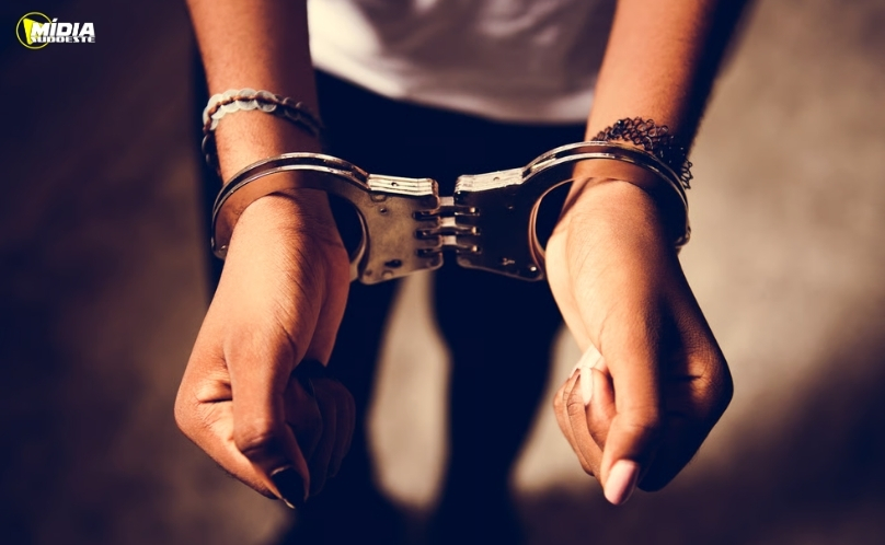 Polícia Militar cumpre mandado de prisão contra mulher