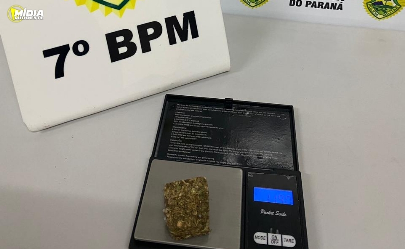 Mulher é flagrada com maconha durante abordagem policial