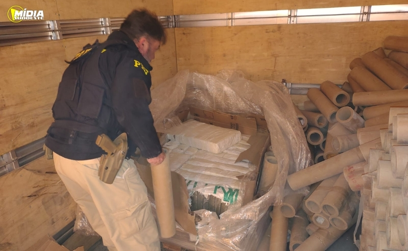 PRF apreende 275 quilos de maconha escondidos em caminhão na BR-277