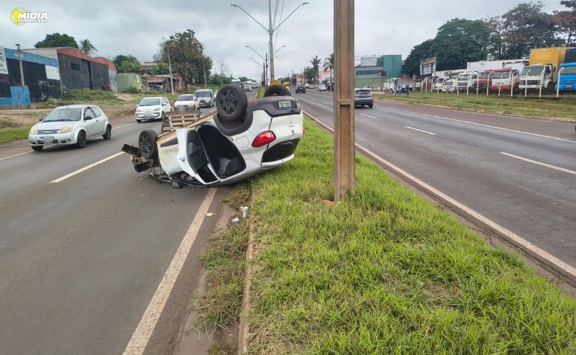 Capotamento envolve dois veículos na BR-369