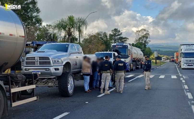 PRF flagra pela 6ª vez motorista sem habilitação dirigindo Dodge RAM