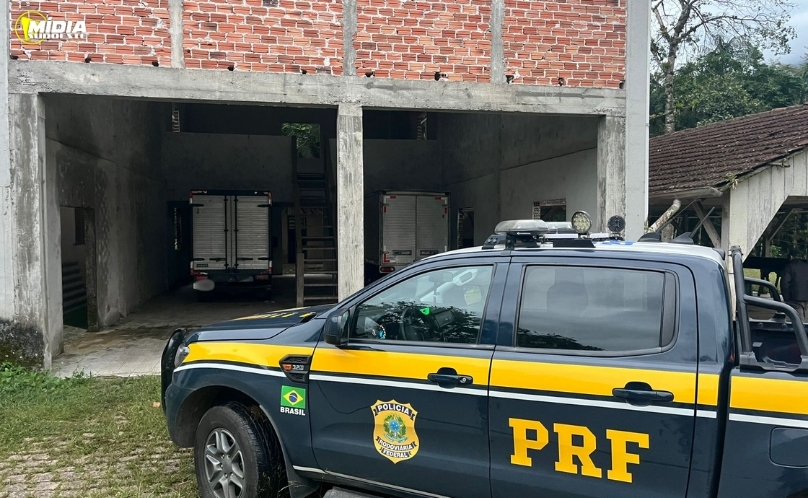 PRF recupera dois caminhões furtados em chácara