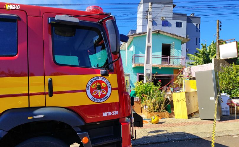Incêndio atinge residência, kitnets e mercearia