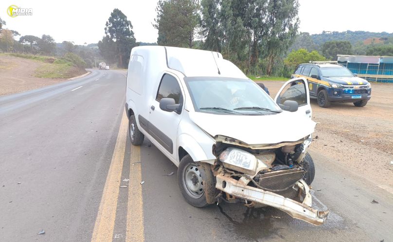 Colisão entre carros mobiliza bombeiros na BR-282