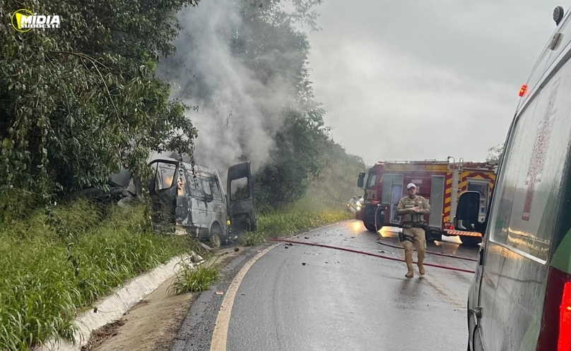 Van da Saúde é destruída por incêndio após colisão na SC-480