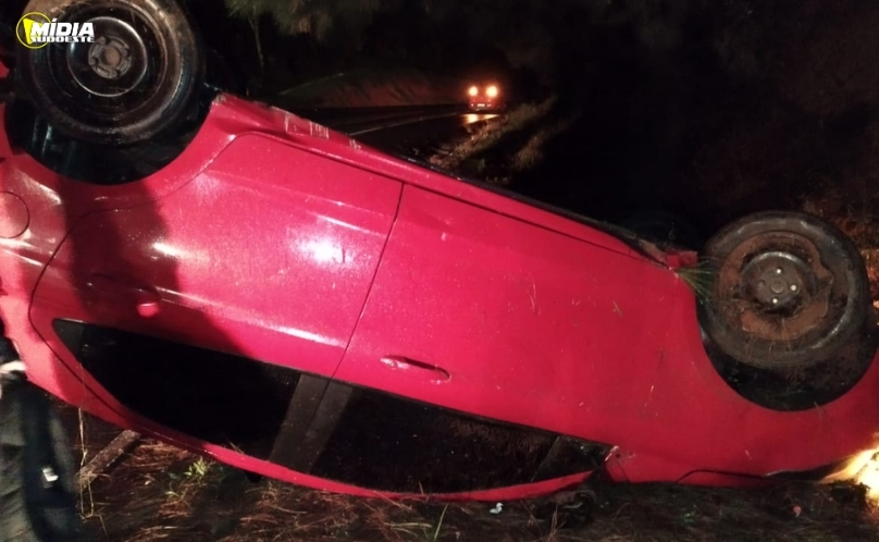 Capotamento na BR-282 termina com duas vítimas encaminhadas ao hospital