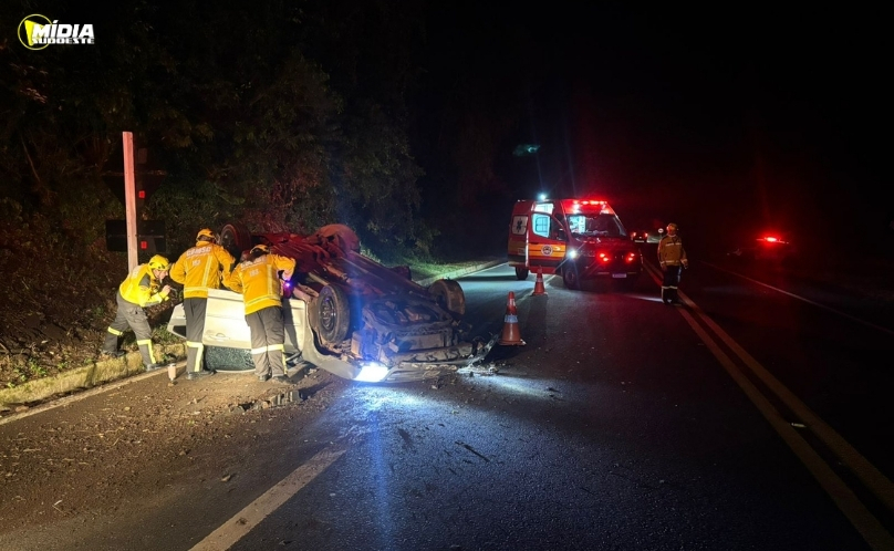 Motorista foge após capotamento na BR-158 em Cunha Porã