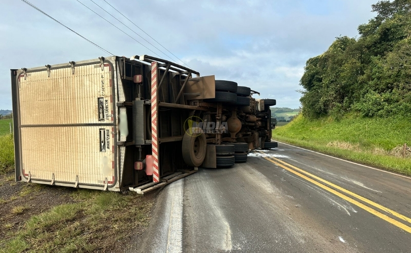 Tombamento de caminhão interdita totalmente a BR-163