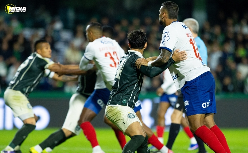 Coritiba vence Bahia de virada e encosta no G-4 do Brasileirão