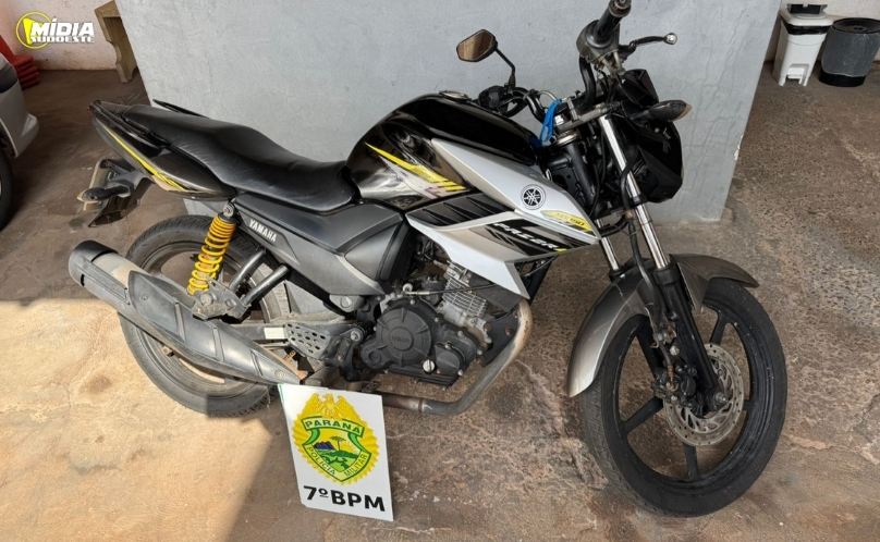 Mulher sem habilitação é flagrada transportando criança sem capacete