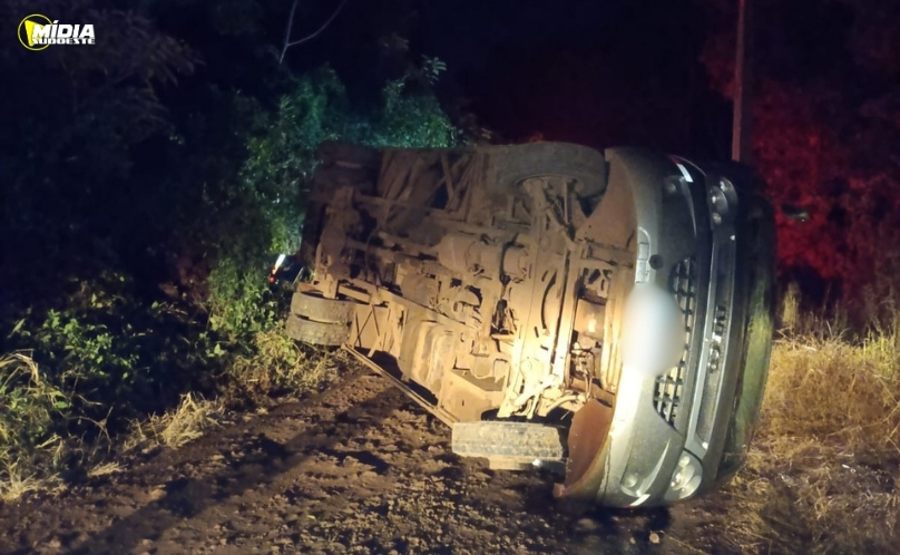 Ônibus escolar tomba após condutor passar mal em Guaraciaba