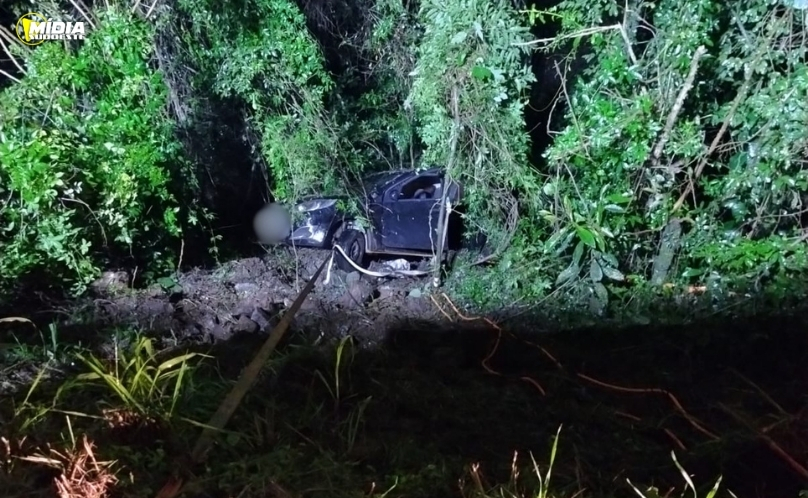 Motorista fica preso em carro após despencar em ribanceira na BR-158