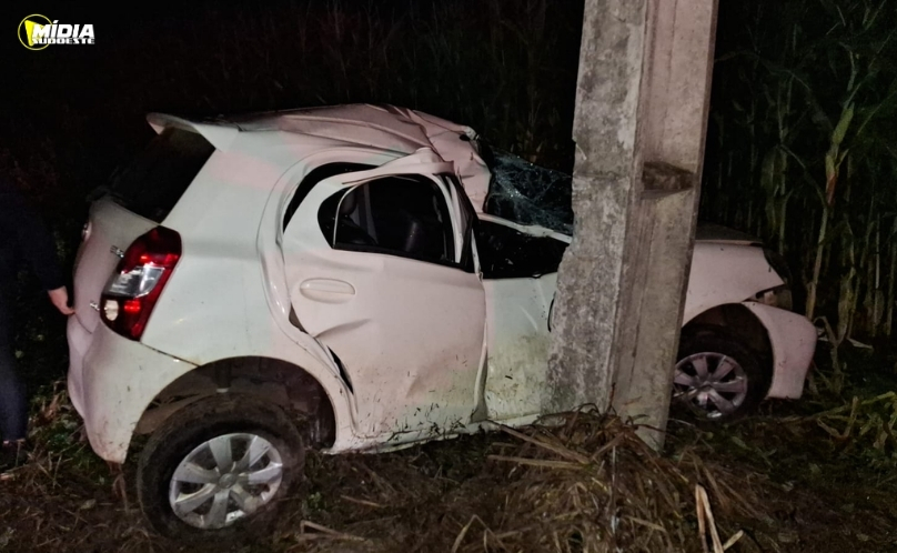 Carro atinge poste e deixa dois feridos na PR-180