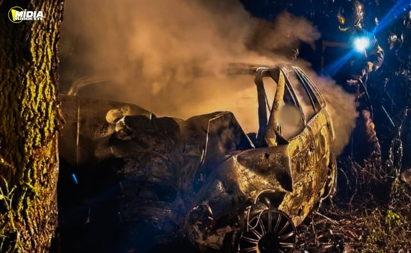 Carro pega fogo e duas pessoas morrem carbonizadas