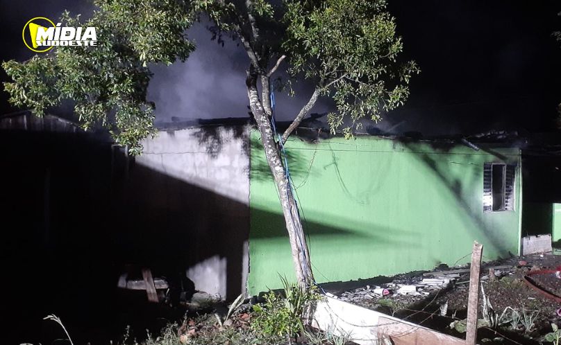 Casa é destruída por incêndio