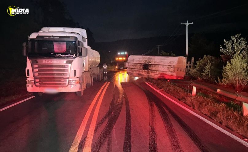 Tombamento de carreta causa bloqueio e mobiliza equipes na PR-180