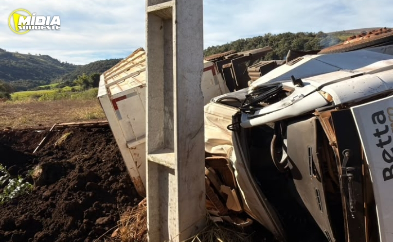 Motorista é socorrido após tombamento de caminhão