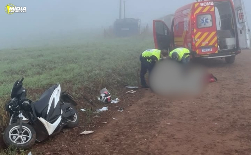 Acidente entre moto e Hilux deixa jovem ferida