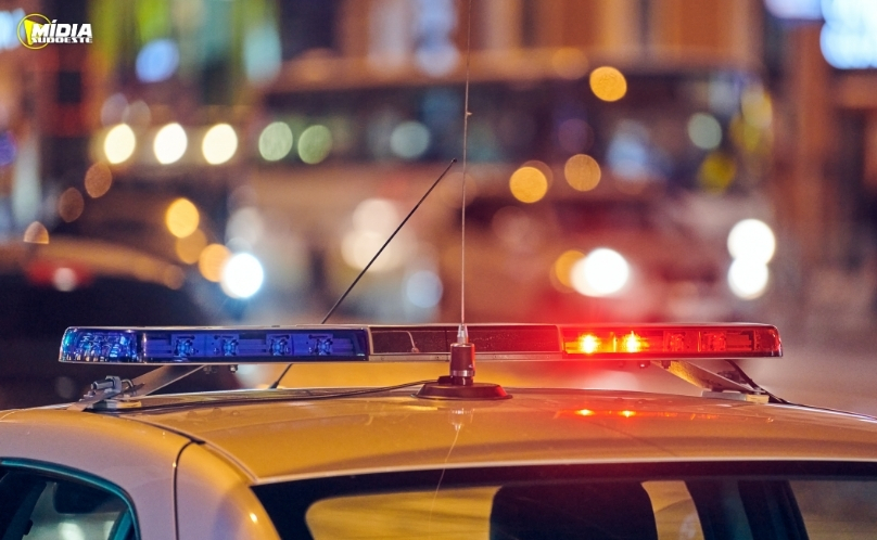 Homem é preso por violência doméstica após agredir companheira em via pública
