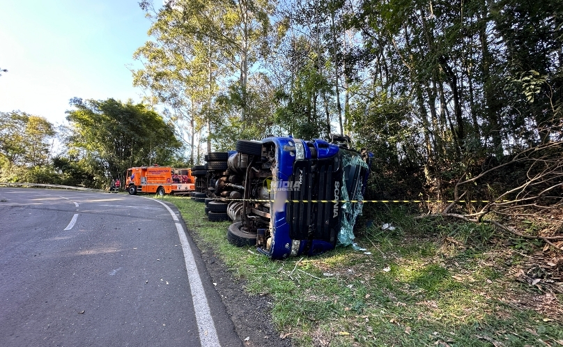 SAS: mulher escapa com vida após carreta tombar na Garganta do Diabo