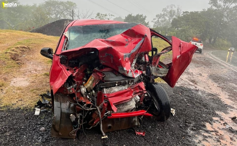Fiat Siena colide contra carreta bitrem e mulher morre na BR-369