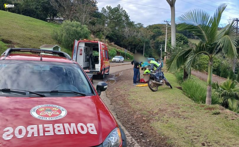 Motociclista é socorrido após sofrer acidente