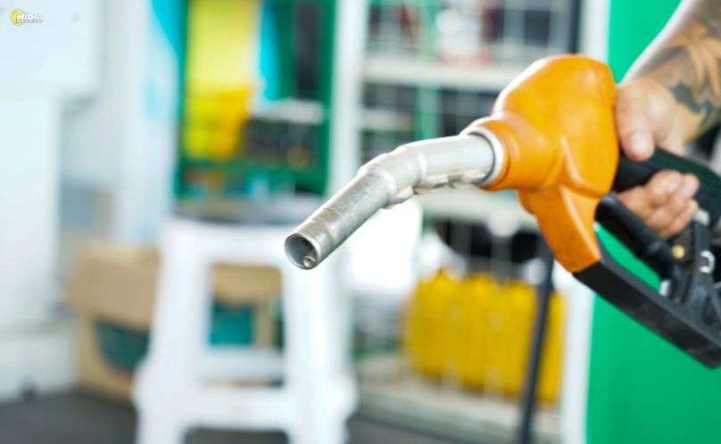 Gasolina fica mais barata e ajuda a frear inflação