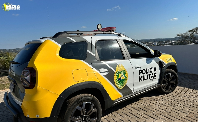 Motorista perde controle após batida e invade fachada de comércio