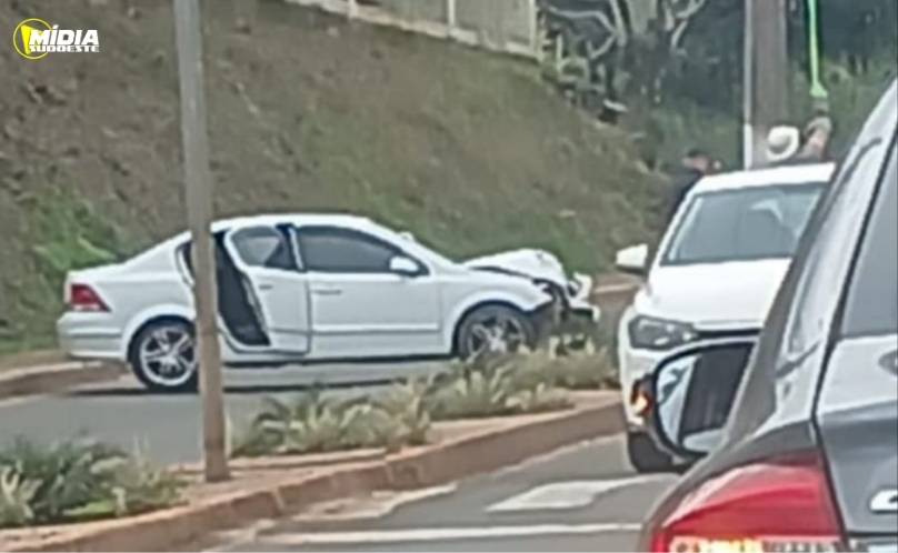 Motorista fica ferido após colisão contra poste