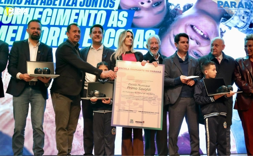 Pinhal de São Bento recebe reconhecimento estadual por excelência na alfabetização
