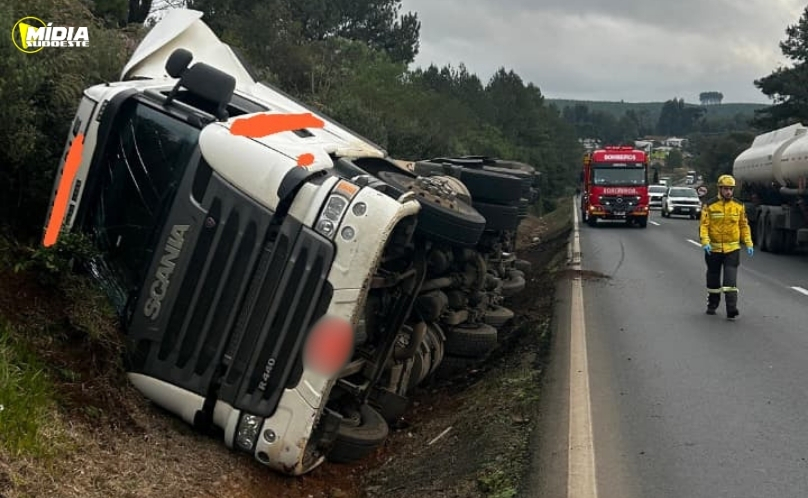Caminhão carregado com óleo vegetal tomba às margens da BR-282