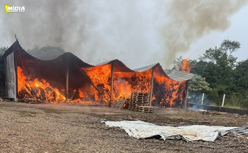 Incêndio destrói depósito agropastoril no interior