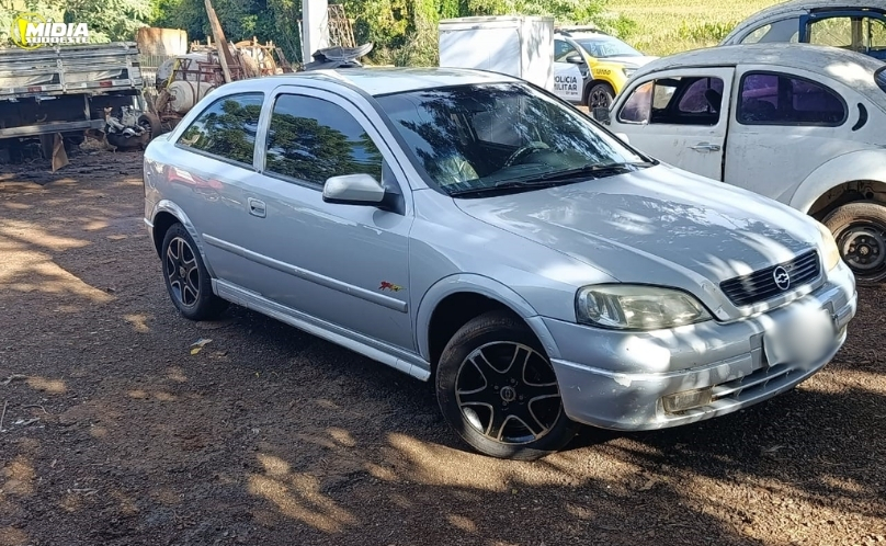 Morador aciona a polícia e carro furtado é recuperado em propriedade rural