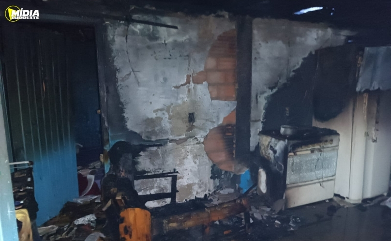 Moradores controlam incêndio antes da chegada dos bombeiros