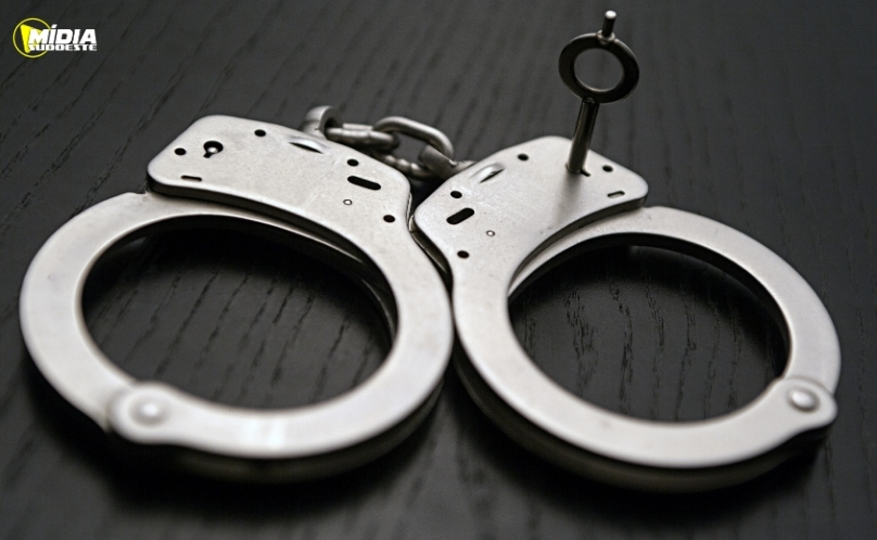 Homem com mandado por furto é preso após procurar a Polícia Militar