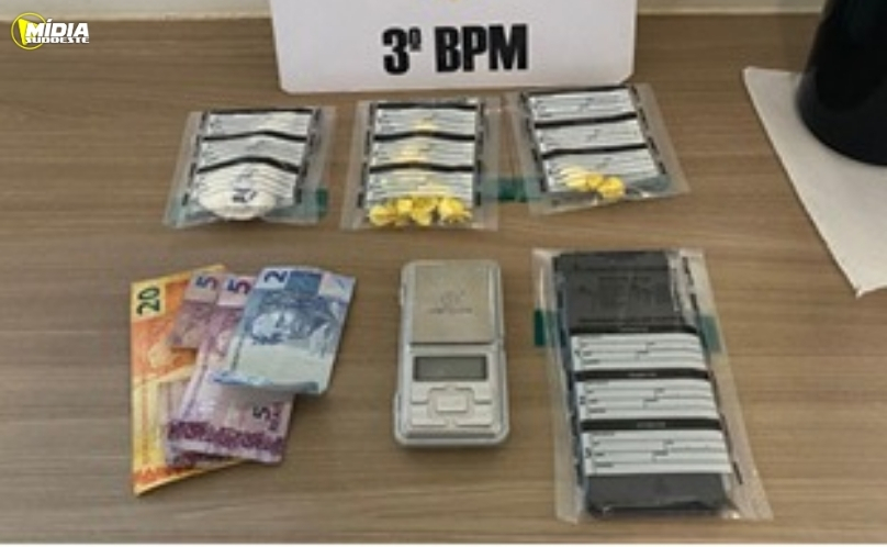 Homem é preso com cocaína, dinheiro e balança de precisão