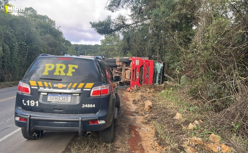 Caminhão tomba na BR-153 e motorista fica ferido