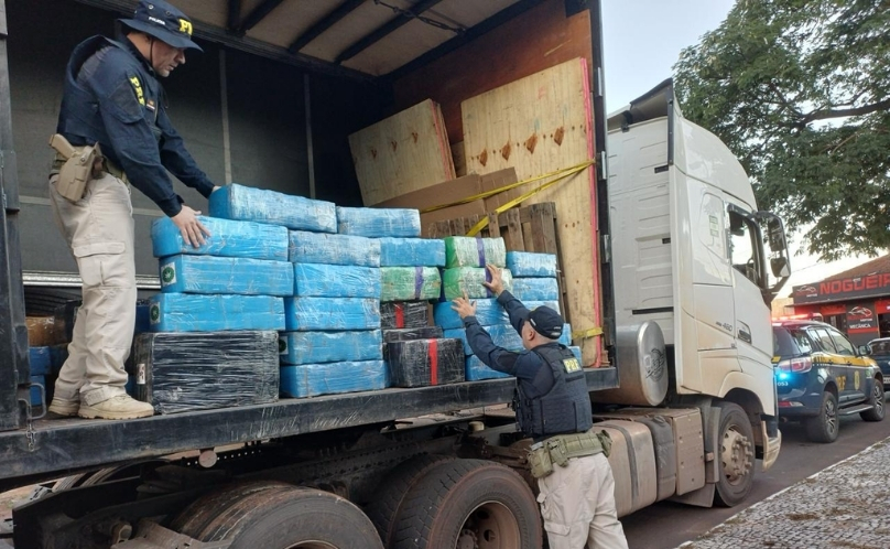 PRF apreende quase duas toneladas de maconha e prende caminhoneiro na BR-163