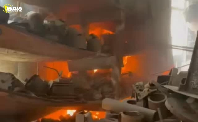 Queima de materiais provoca incêndio em barracão de madeira