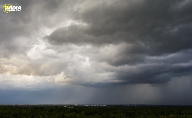 Frente fria avança e traz chuva para todo o Paraná nesta sexta-feira