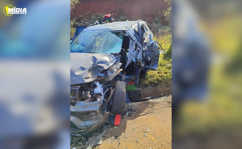 Motoristas ficam feridos após colisão frontal entre Amarok e Compass na SC-480
