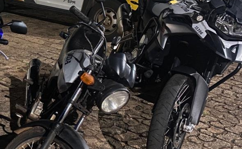 Chassi apagado e placa irregular: homem é preso com moto adulterada