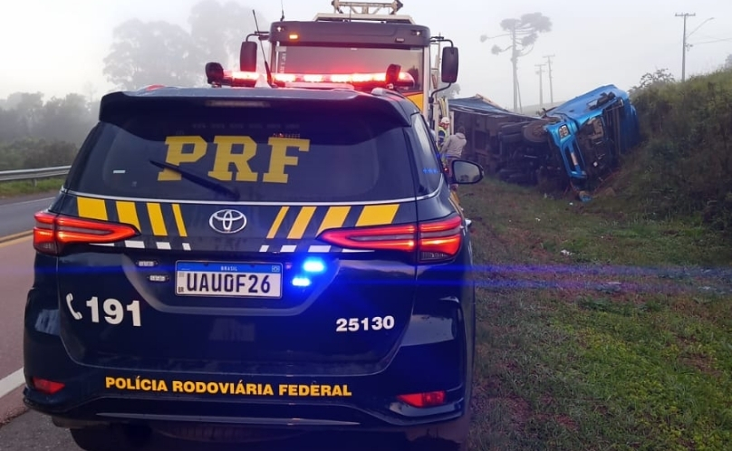 Motorista fica preso às ferragens após tombamento de caminhão na BR-476