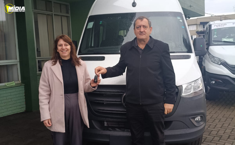 Marmeleiro entrega nova van para reforçar o transporte de pacientes
