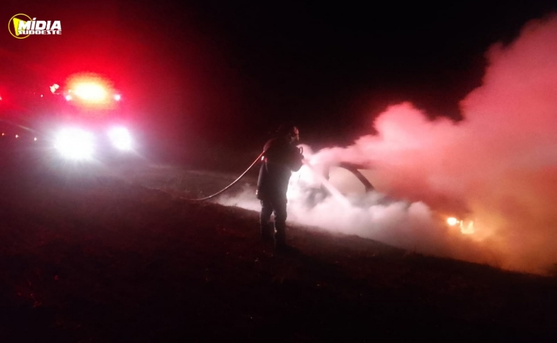 Incêndio destrói veículo no interior de Pranchita