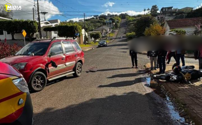 Motociclista sofre fratura exposta após colisão com carro